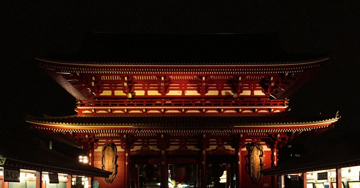 découvrez asakusa, quartier emblématique de tokyo : visitez le temple sensō-ji, flânez dans la rue nakamise et plongez dans l’atmosphère traditionnelle japonaise.