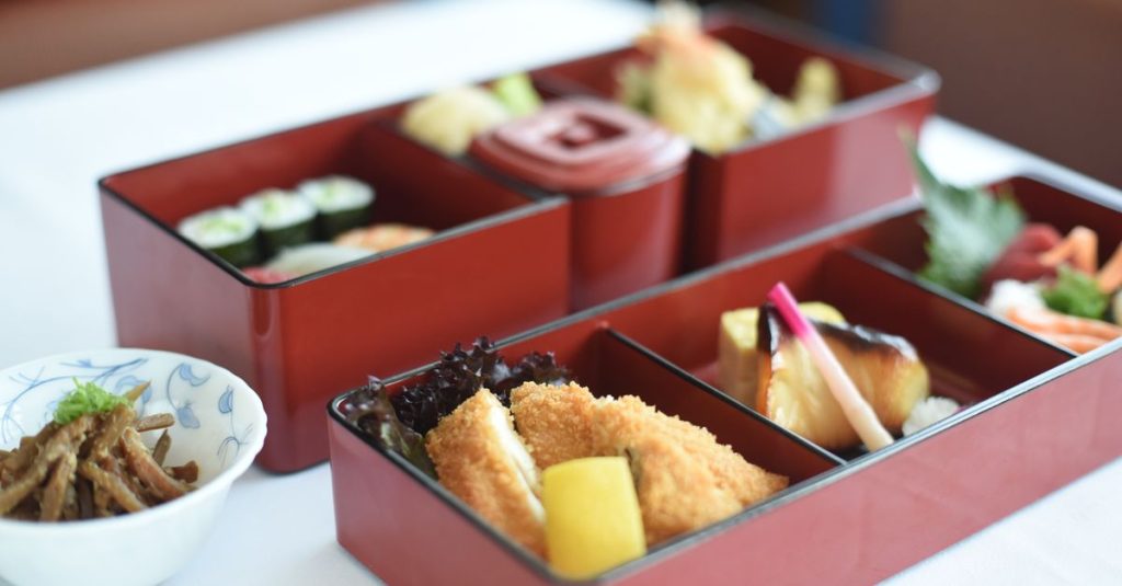 découvrez le bento, un repas japonais équilibré et coloré, composé de petites portions soigneusement présentées pour savourer chaque bouchée.