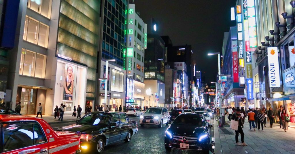 découvrez ginza, le quartier élégant de tokyo réputé pour ses boutiques de luxe, ses restaurants raffinés, ses galeries et son architecture moderne.