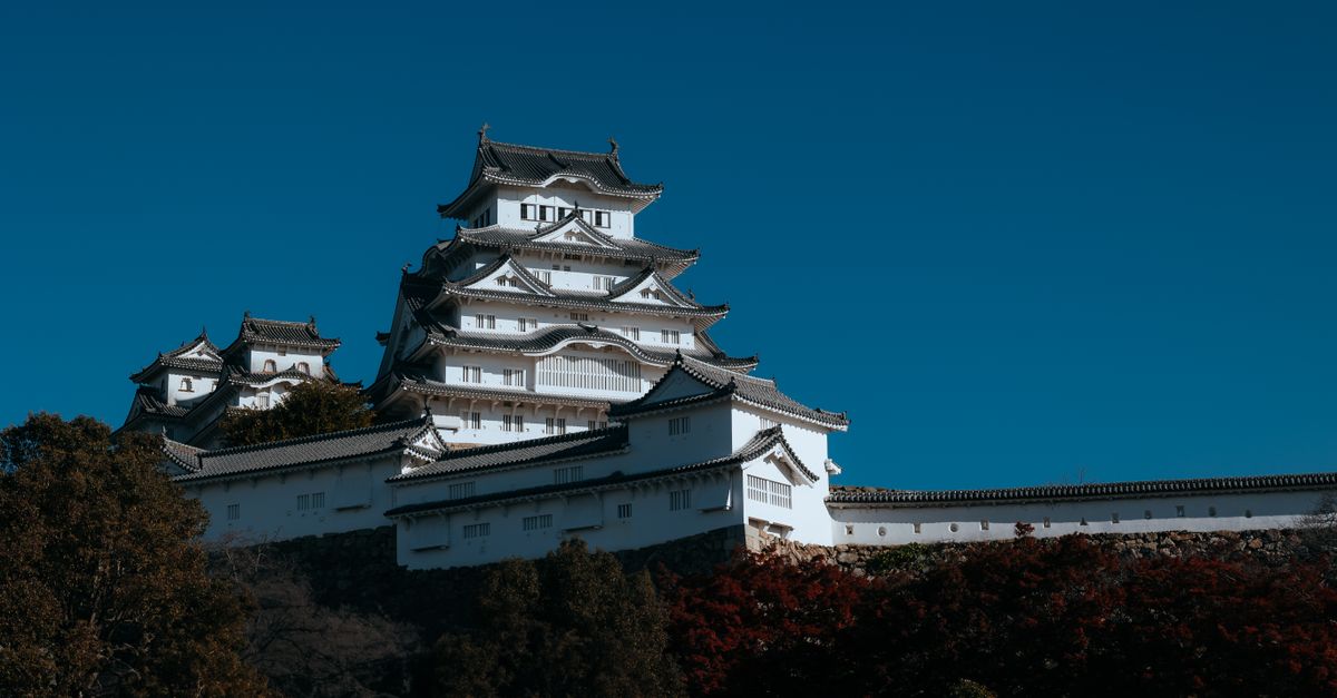 discover Himeji Castle, a Japanese jewel listed by UNESCO, renowned for its elegant architecture, walls and fascinating history.