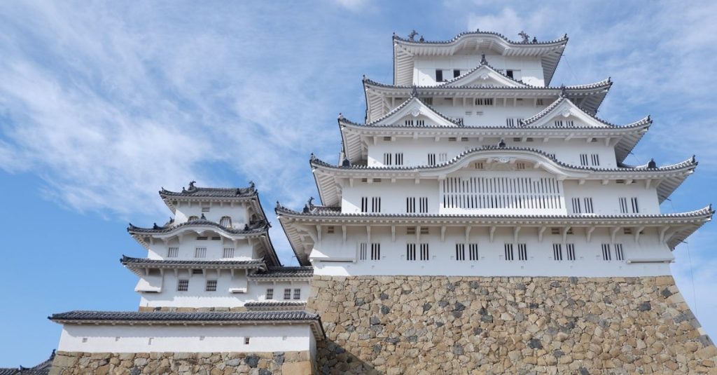 découvrez le château de himeji, joyau japonais classé à l’unesco, célèbre pour son élégante silhouette blanche, son histoire et ses jardins.