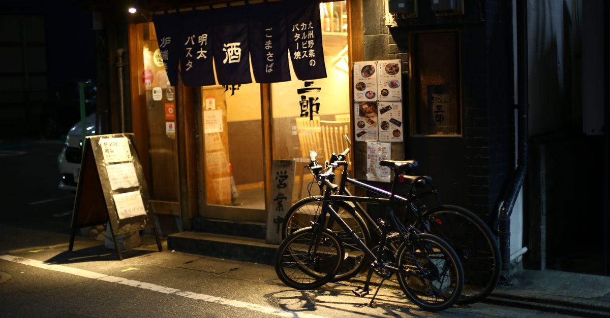 découvrez l’izakaya, un lieu convivial inspiré des pubs japonais, où partager petits plats savoureux et boissons dans une ambiance chaleureuse.