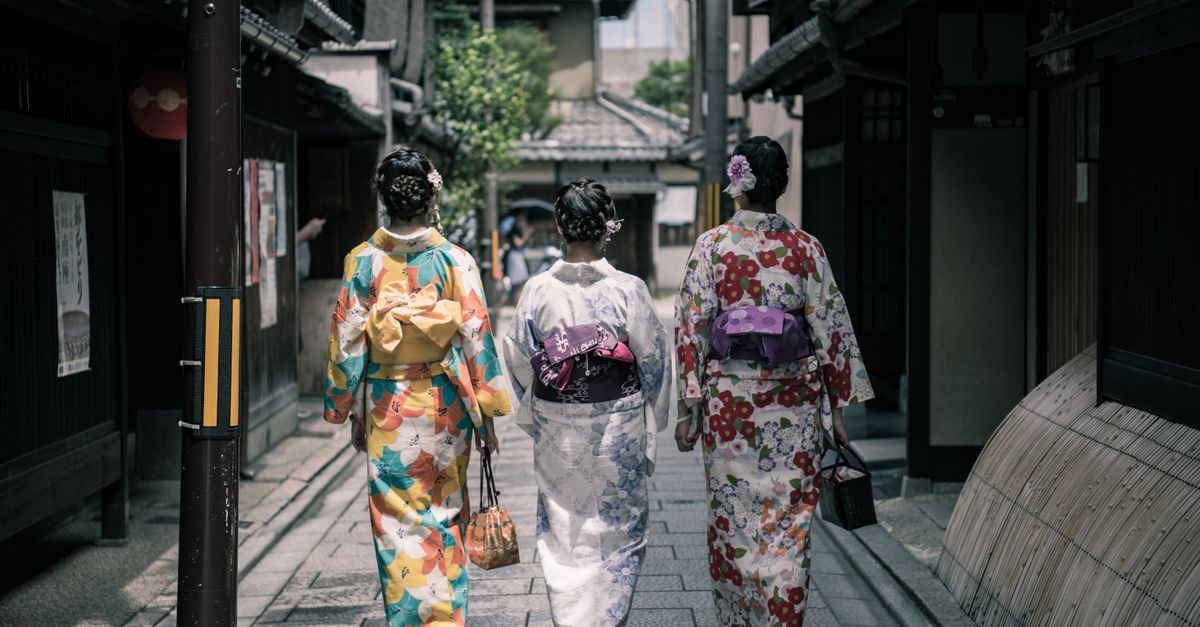 Discover the Japan working holiday visa: requirements, application steps and advice for preparing your stay and working there.
