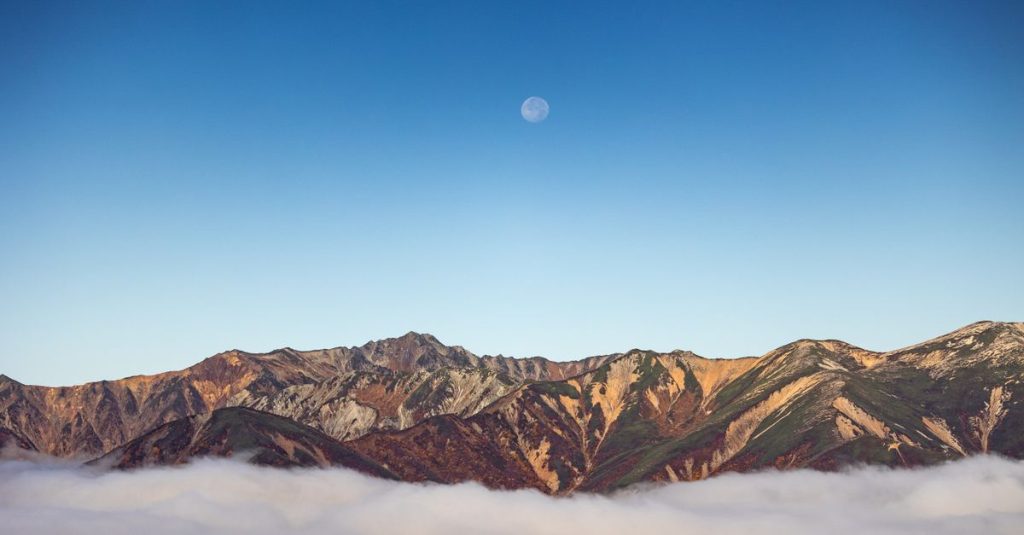 découvrez les alpes japonaises : itinéraires, villages traditionnels, randonnées et conseils pratiques pour organiser un voyage inoubliable.