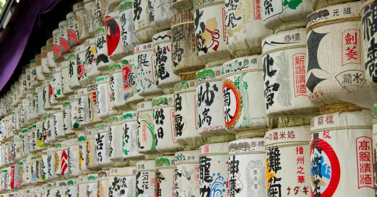 Discover Japanese sake, a traditional drink made from rice, and explore its aromas, styles and the best ways to taste it.