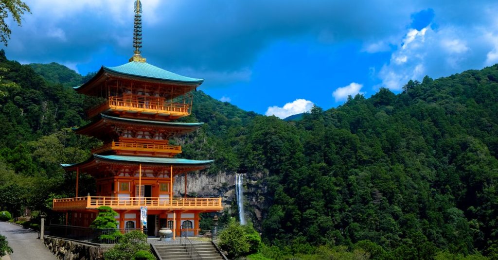 préparez votre pèlerinage sur le kumano kodo : itinéraires, étapes, hébergements et conseils pratiques pour découvrir les sentiers sacrés du japon.