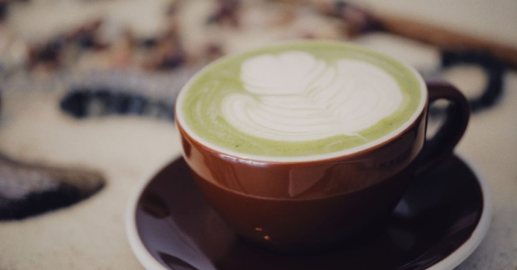 découvrez le matcha, une poudre de thé vert japonaise appréciée pour sa saveur végétale et ses multiples façons de se savourer.