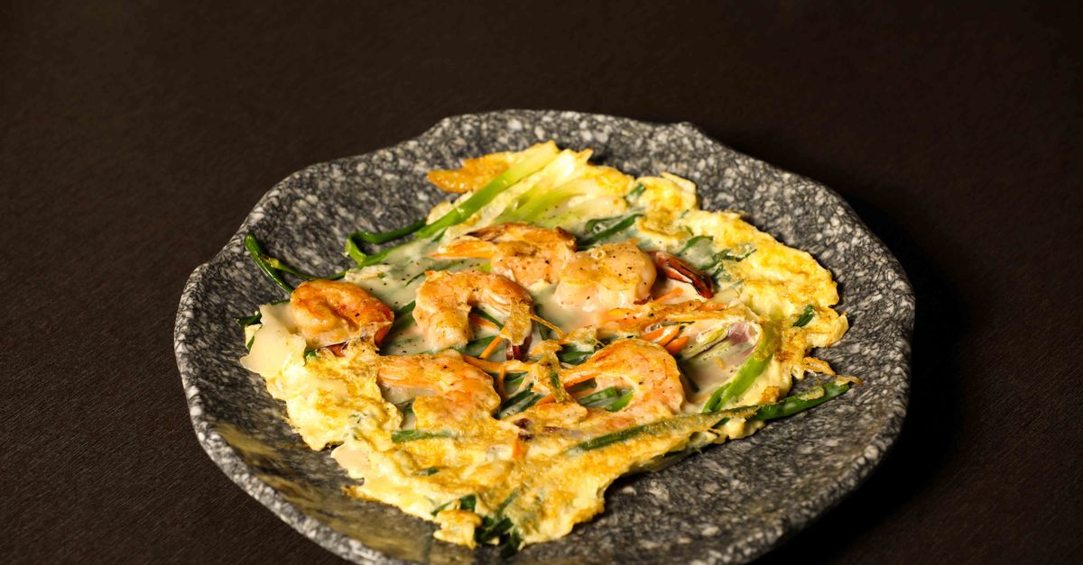 découvrez l’okonomiyaki, une savoureuse crêpe japonaise garnie de chou et personnalisée selon vos envies.