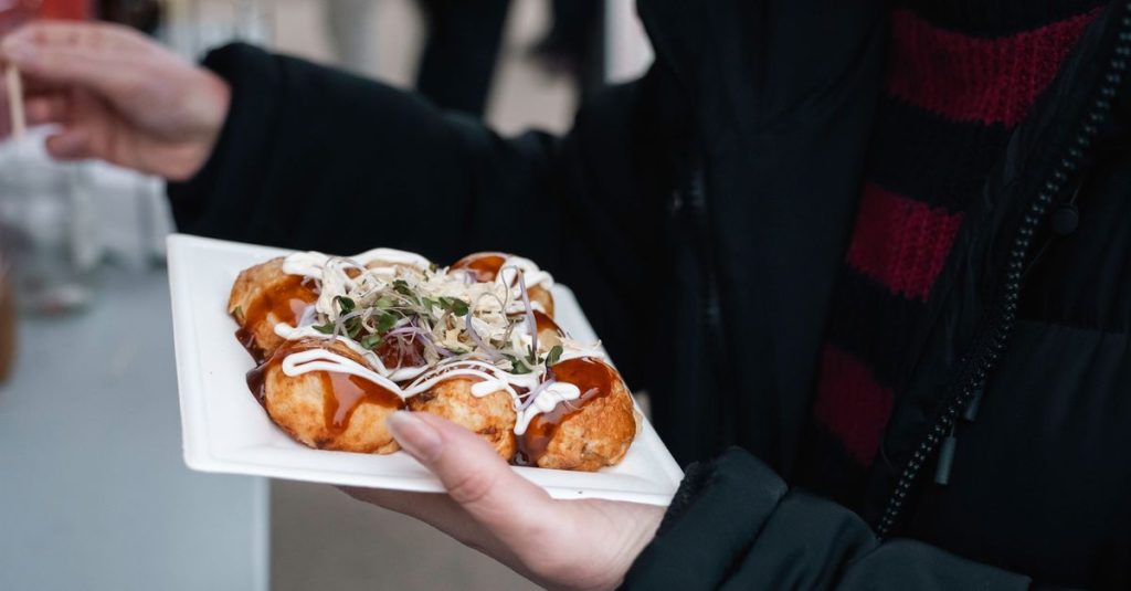 découvrez l’okonomiyaki, la savoureuse crêpe japonaise garnie de chou et personnalisée selon vos envies. origines, ingrédients et conseils de préparation.