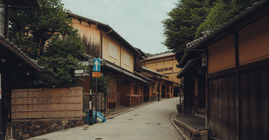 vivez une expérience authentique dans un ryokan : tatamis, bains onsen et hospitalité japonaise pour un séjour inoubliable.