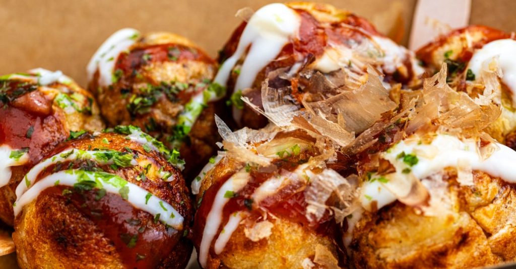 découvrez les takoyaki, ces savoureuses boulettes japonaises garnies de poulpe, croustillantes à l’extérieur et fondantes à l’intérieur.