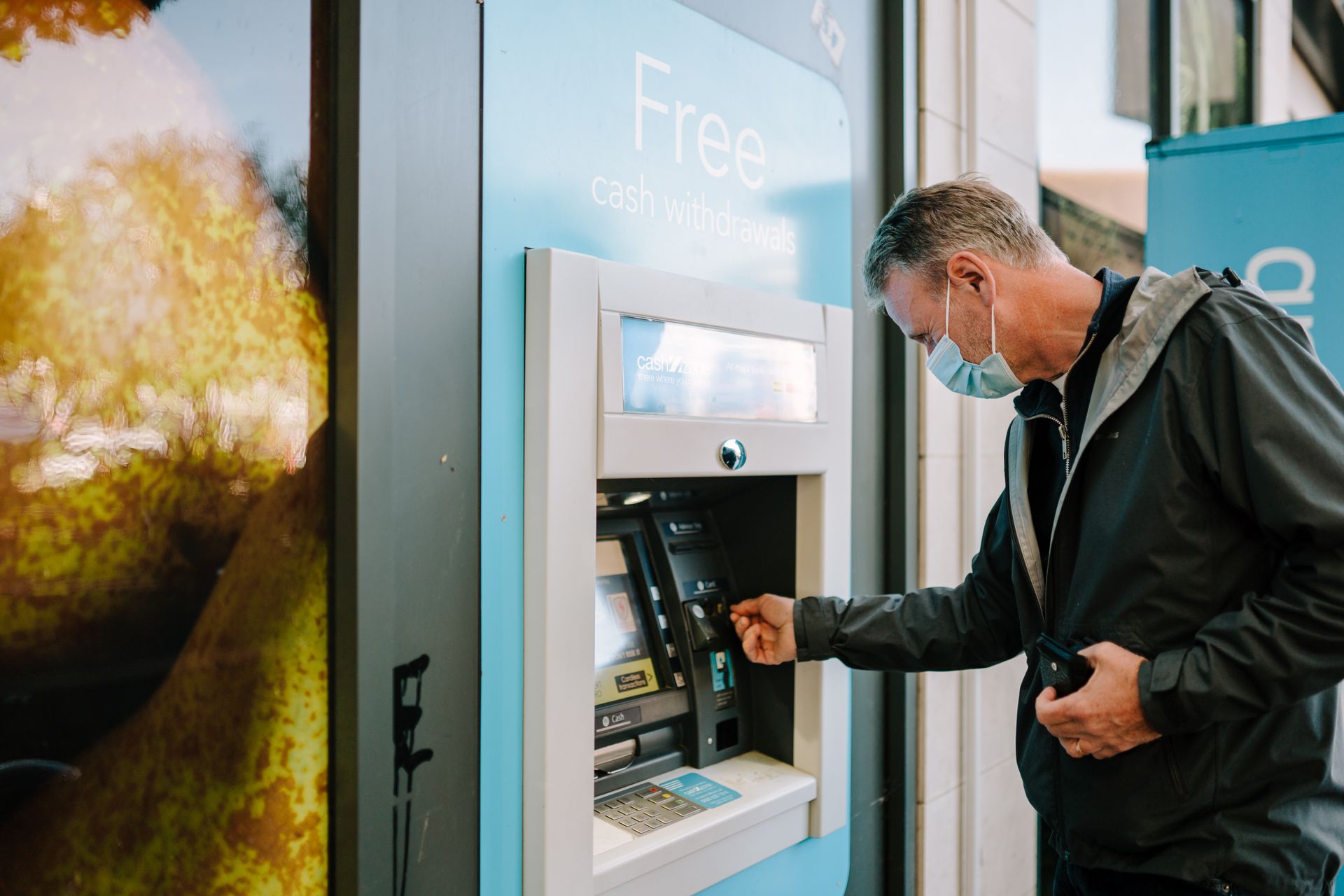 Utilisation d'un ATM au Japon