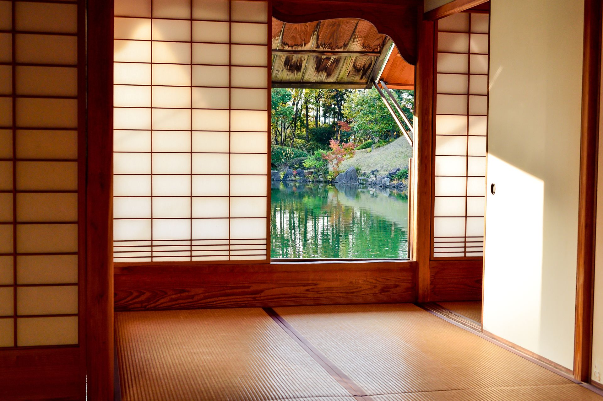 Bureaucrate japonais avec documents
