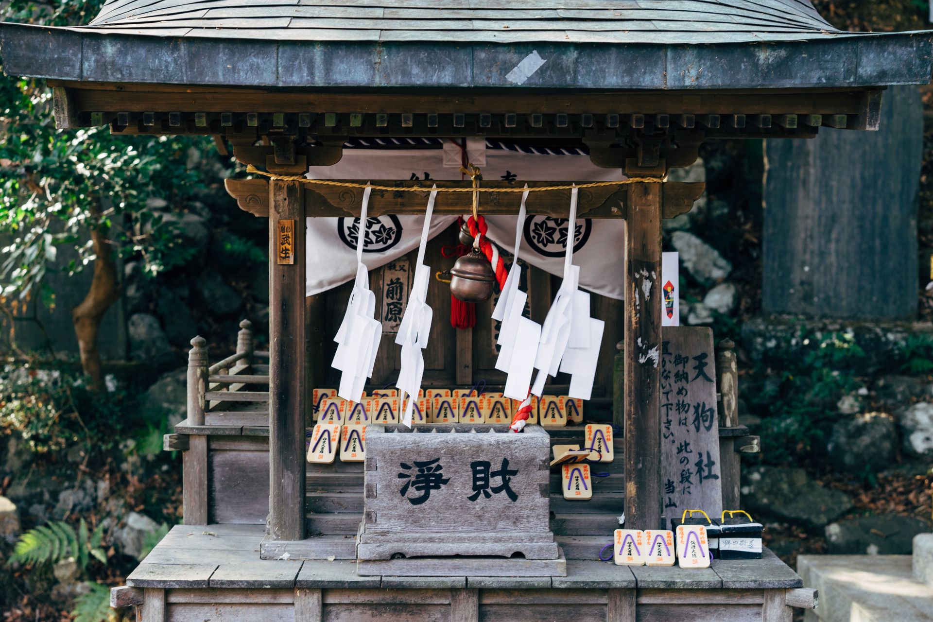 Temple japonais traditionnel sous la brume