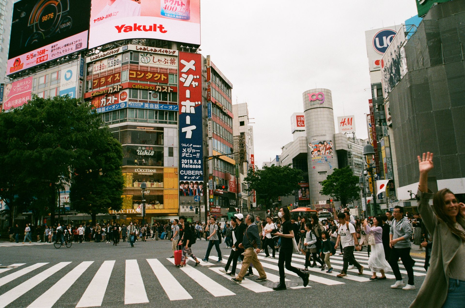 Enfants marchant au Japon
