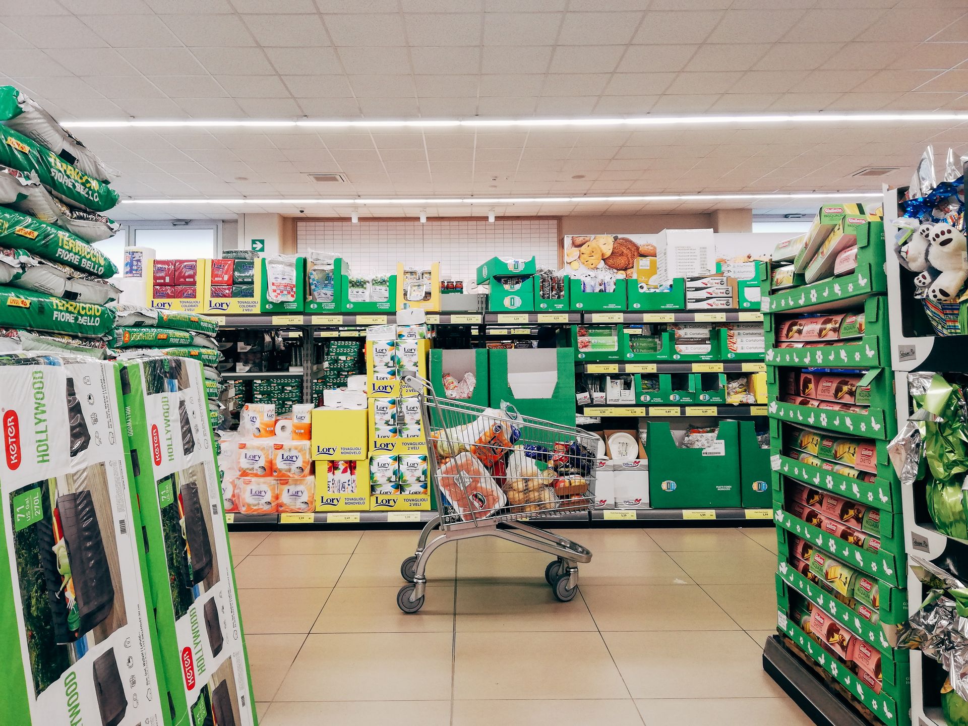Intérieur d'un supermarché AEON