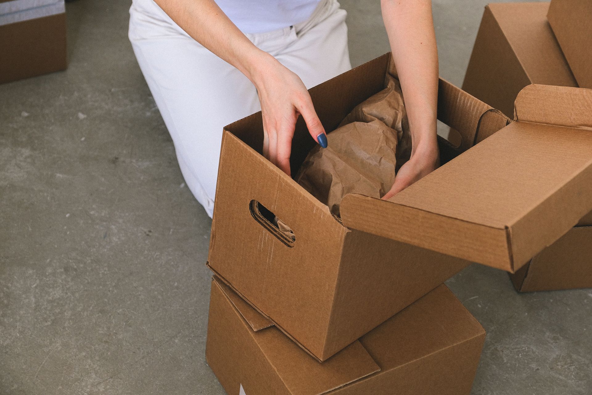Cartons de déménagement empilés lors d'une installation