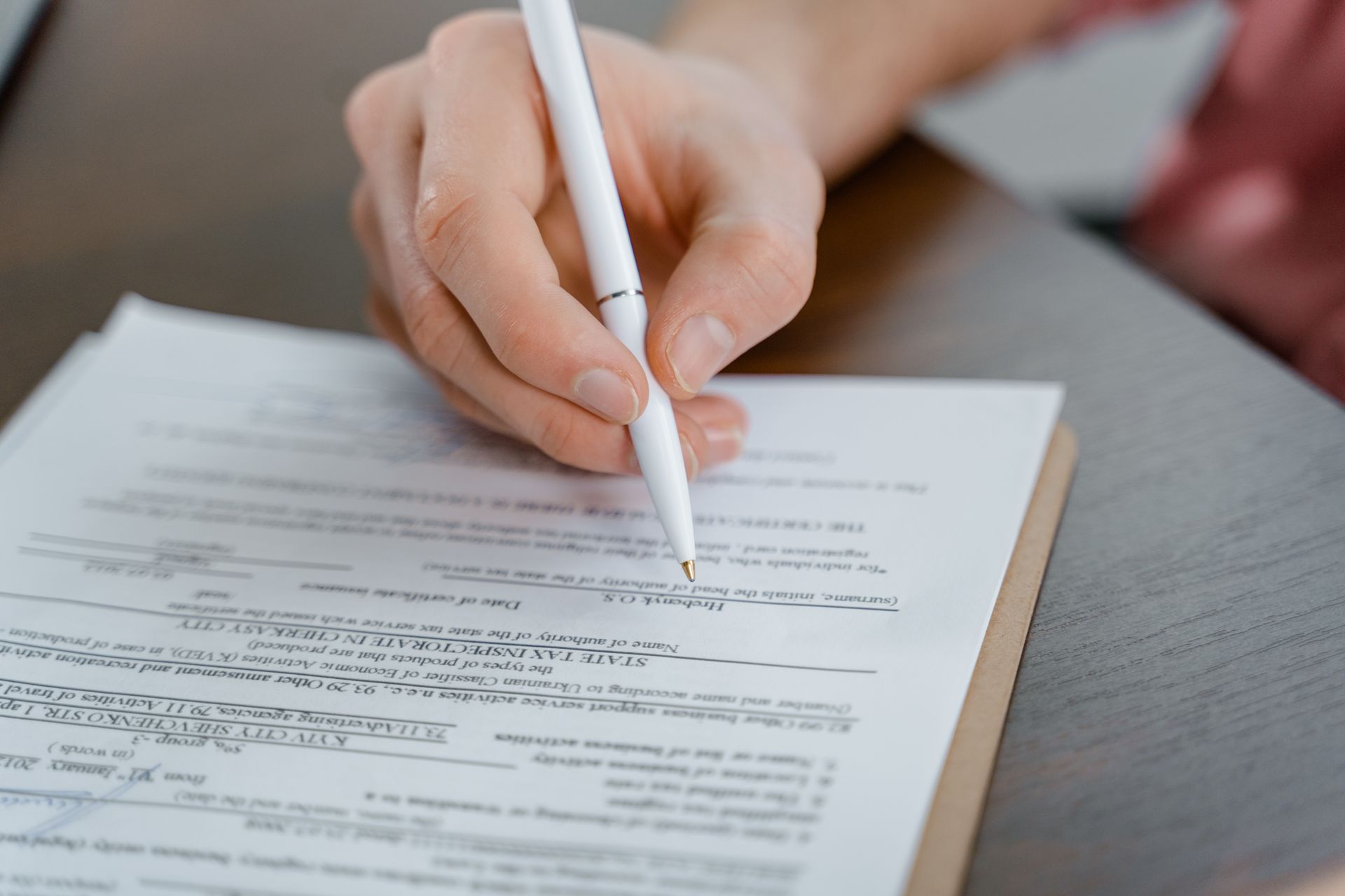 Signature de documents administratifs pour préparer un départ à l'étranger