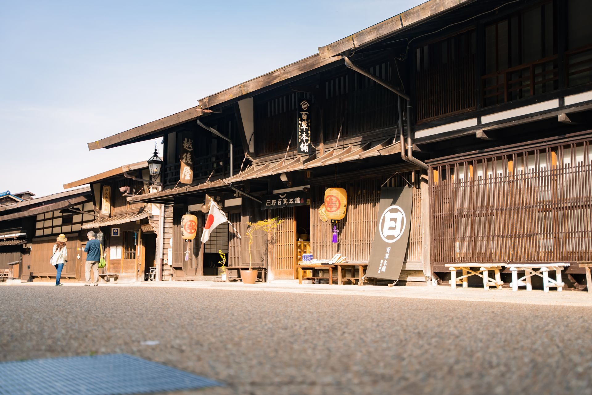 Intérieur d'un Ryokan traditionnel avec vue sur jardin